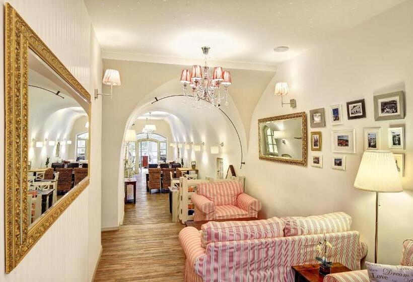 פנסיון Leylaria