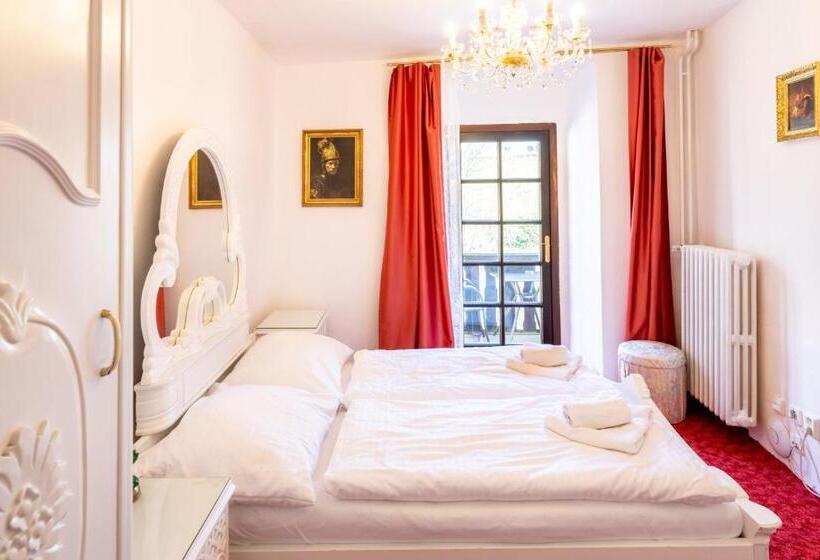 פנסיון Leylaria