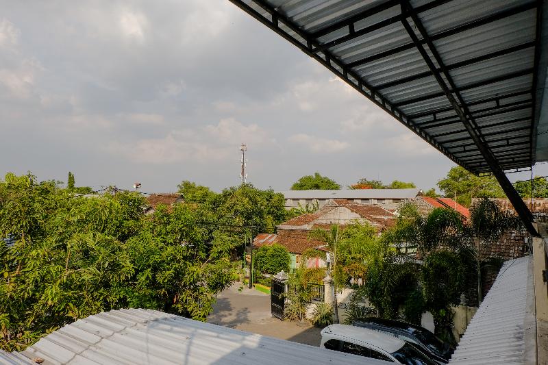 فندق Oyo 1784 Hj. Aniek Residence