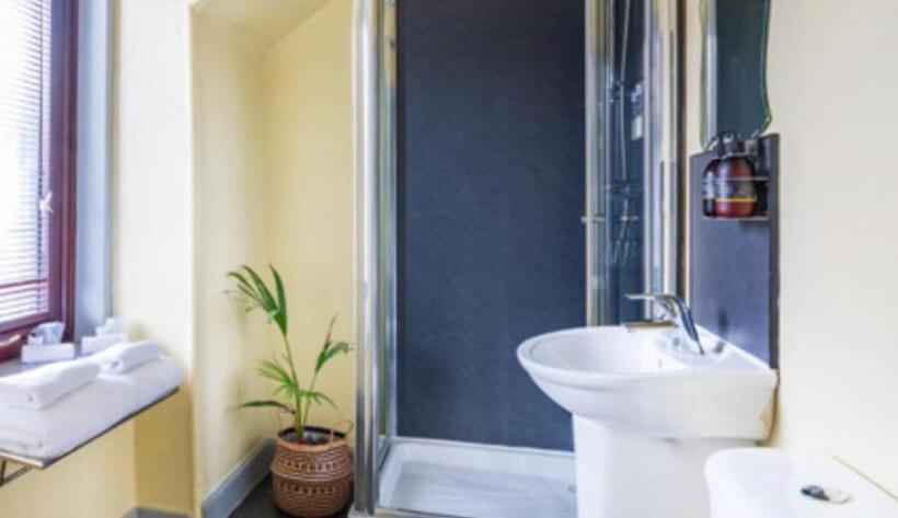 فندق Central House