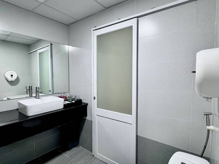 Cozy Hotel   140 Cong Quynh