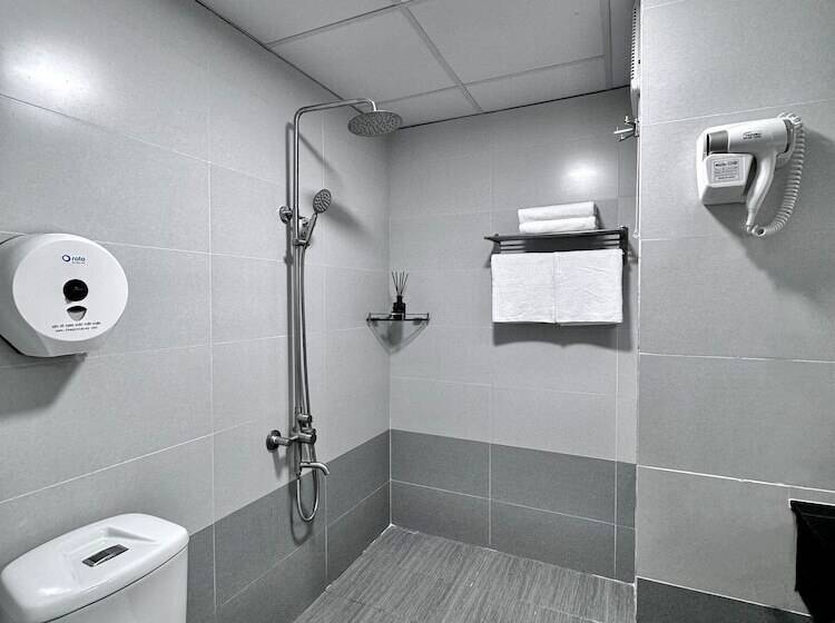 Cozy Hotel   140 Cong Quynh