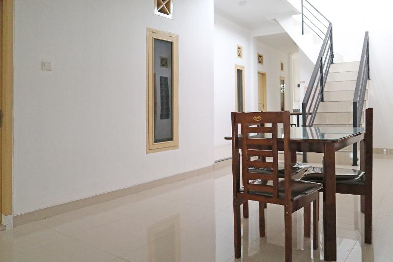 בית מלון כפרי Oyo 1185 Sachila Residence Syariah