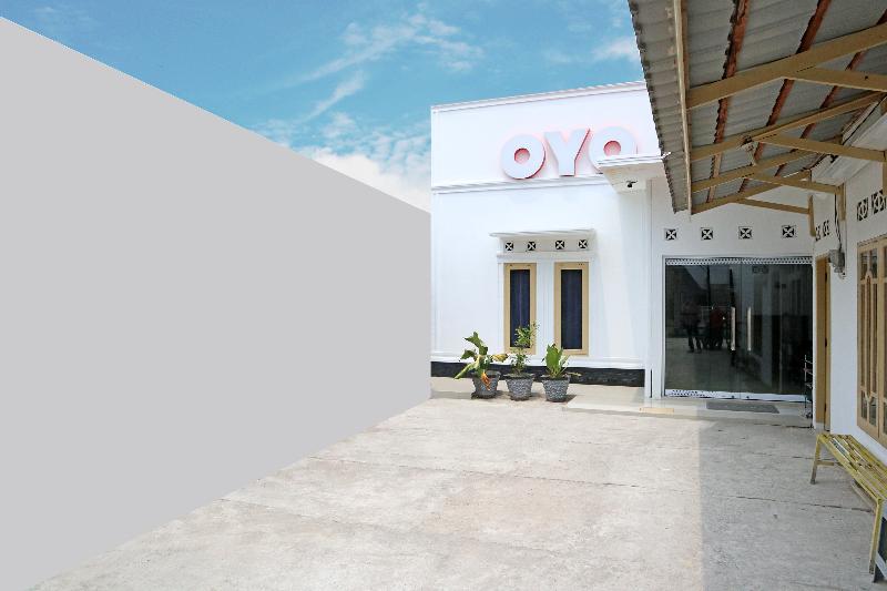 בית מלון כפרי Oyo 1185 Sachila Residence Syariah