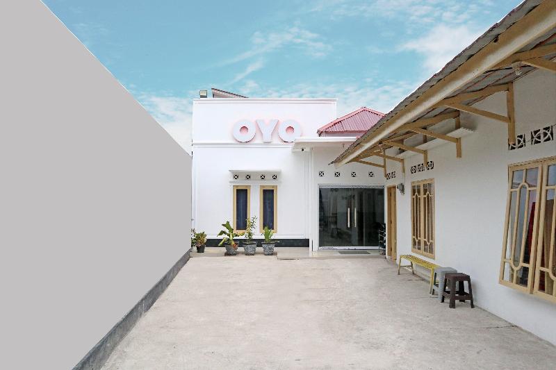 בית מלון כפרי Oyo 1185 Sachila Residence Syariah