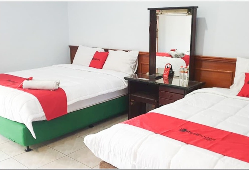 בית מלון כפרי Reddoorz Near Bojonegoro Train Station