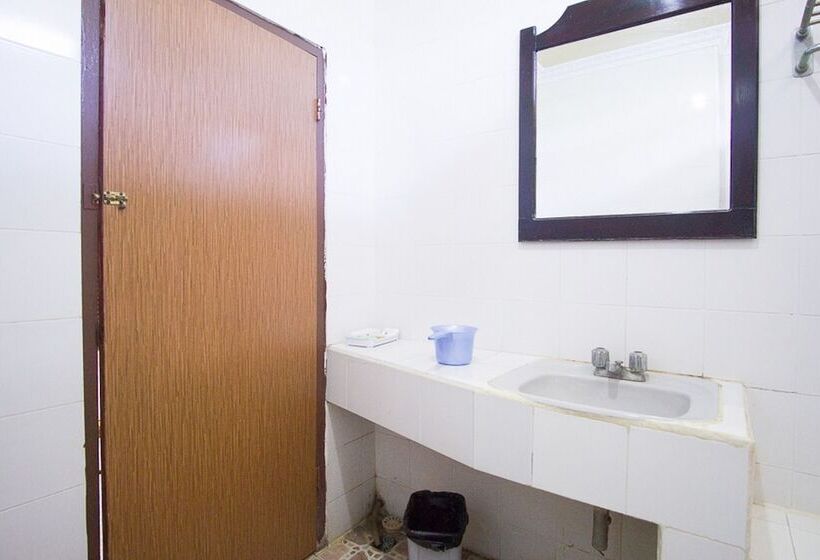 בית מלון כפרי Reddoorz Plus Near Pelabuhan Bitung