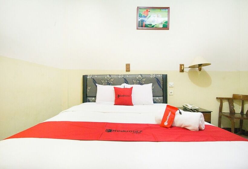 בית מלון כפרי Reddoorz Plus Near Pelabuhan Bitung