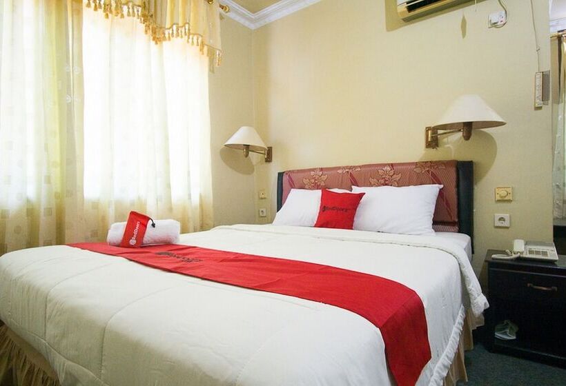 בית מלון כפרי Reddoorz Plus Near Pelabuhan Bitung