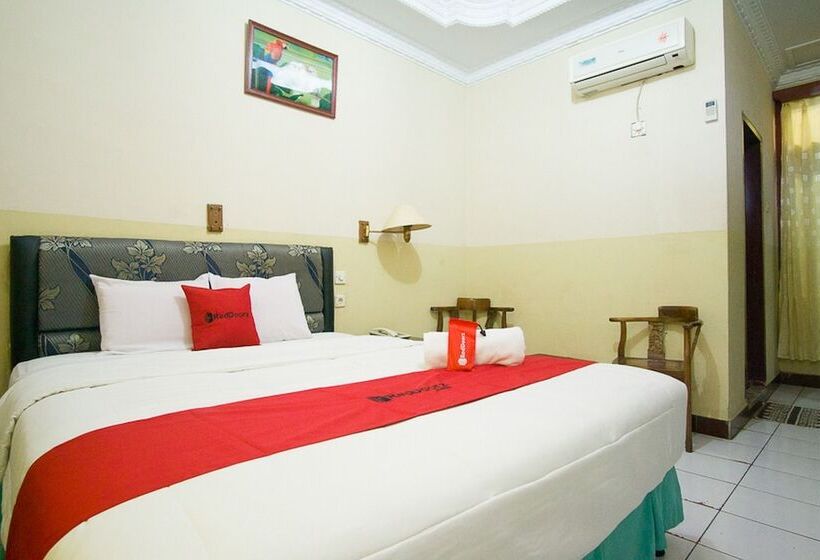 בית מלון כפרי Reddoorz Plus Near Pelabuhan Bitung