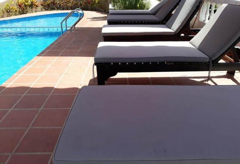 هتل The Hill Resort