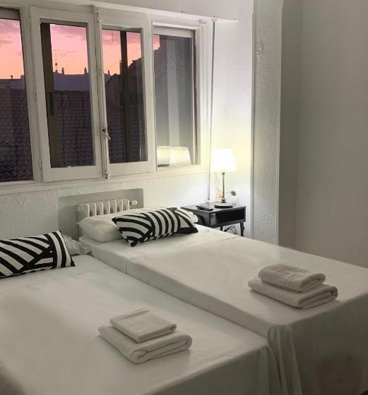 Отель Y Restaurante Puerta De Aranda