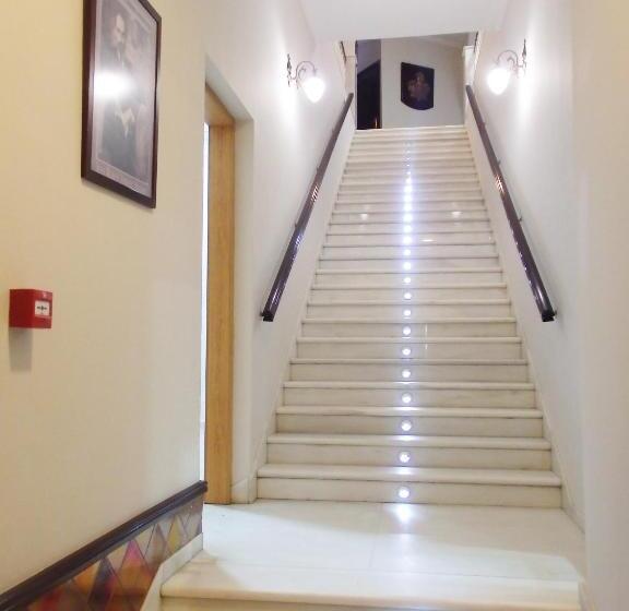 פנסיון Hostal Montemayor