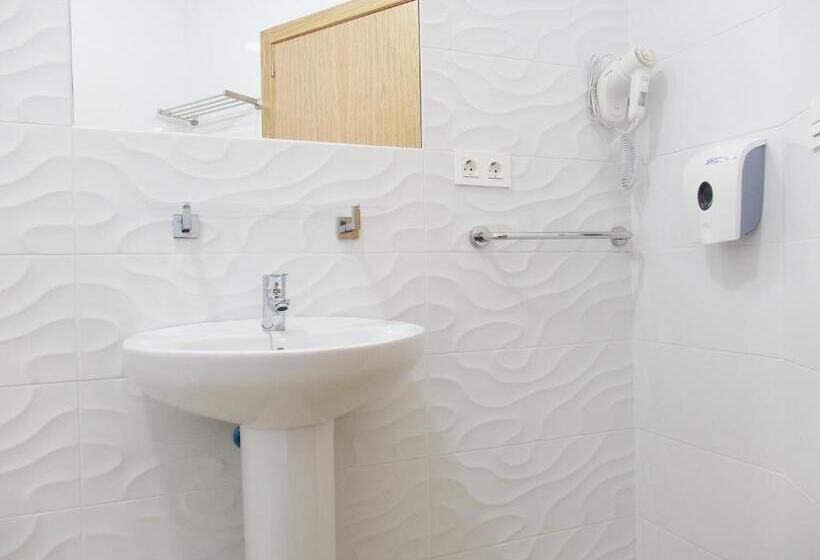 פנסיון Hostal Montemayor