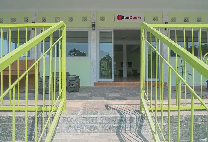 Пансион Reddoorz Syariah Near Museum Wisma Karya Subang