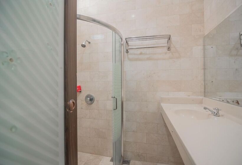 호텔 Reddoorz @ Jalan R.e. Martadinata Sukabumi