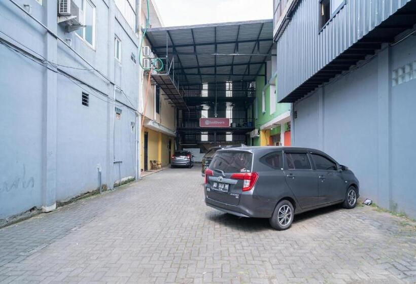 هتل Reddoorz Near Flyover Arjosari Malang