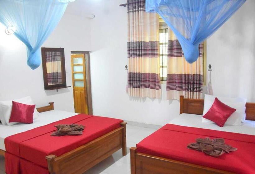 פנסיון Royal Views Residence