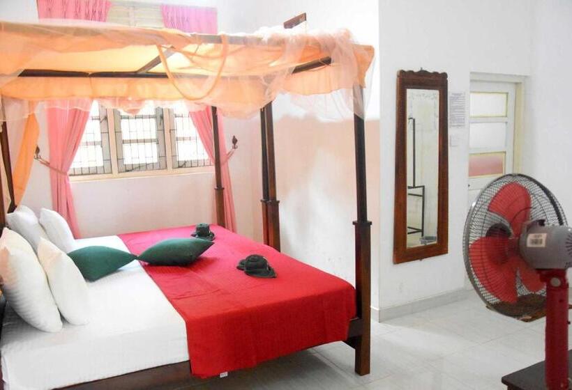 פנסיון Royal Views Residence