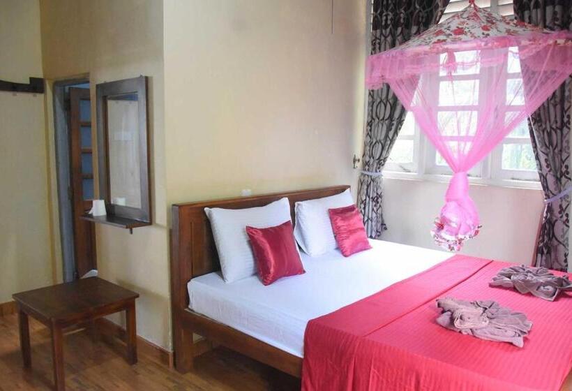 פנסיון Royal Views Residence