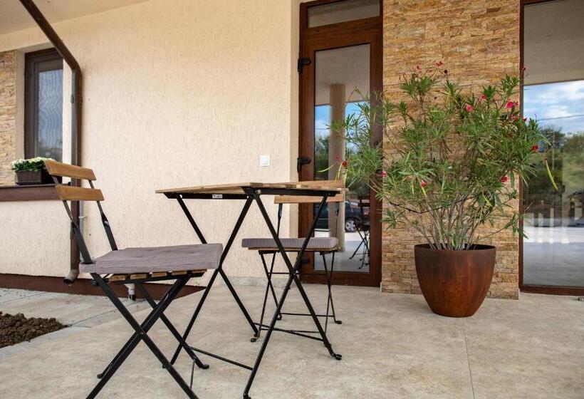 پانسیون Airport House