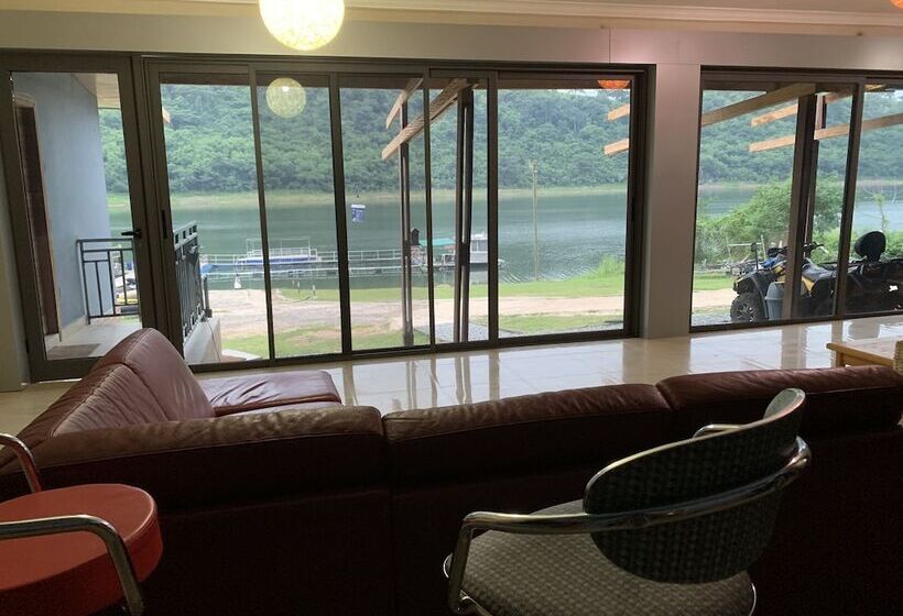 تختخواب و صبحانه The Float