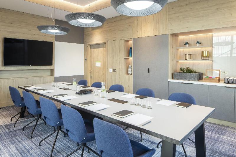 Отель Courtyard By Marriott Inverness Airport