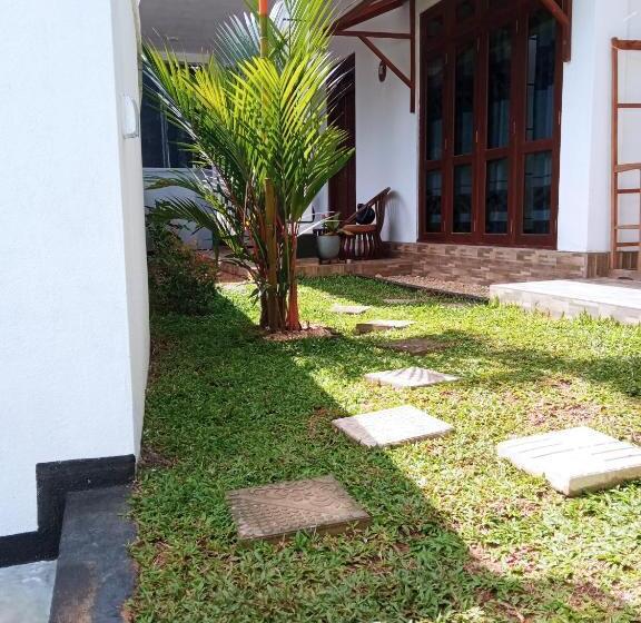 בית מלון כפרי Hidden Villa