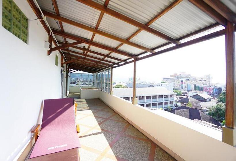 Отель Reddoorz Brand Man12045 Reddoorz Near Megamall Manado