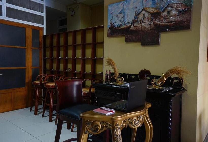 Отель Reddoorz Brand Man12045 Reddoorz Near Megamall Manado