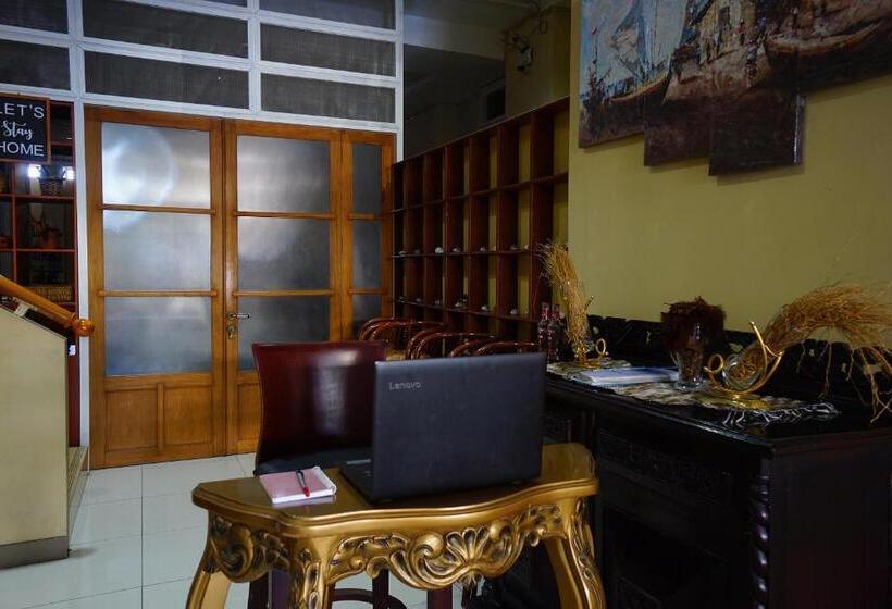 Отель Reddoorz Brand Man12045 Reddoorz Near Megamall Manado