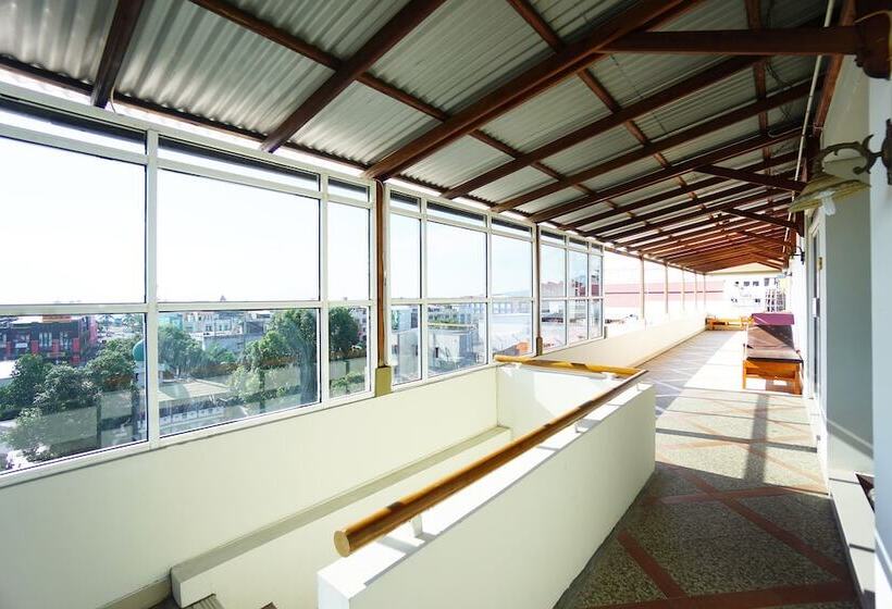 Отель Reddoorz Brand Man12045 Reddoorz Near Megamall Manado