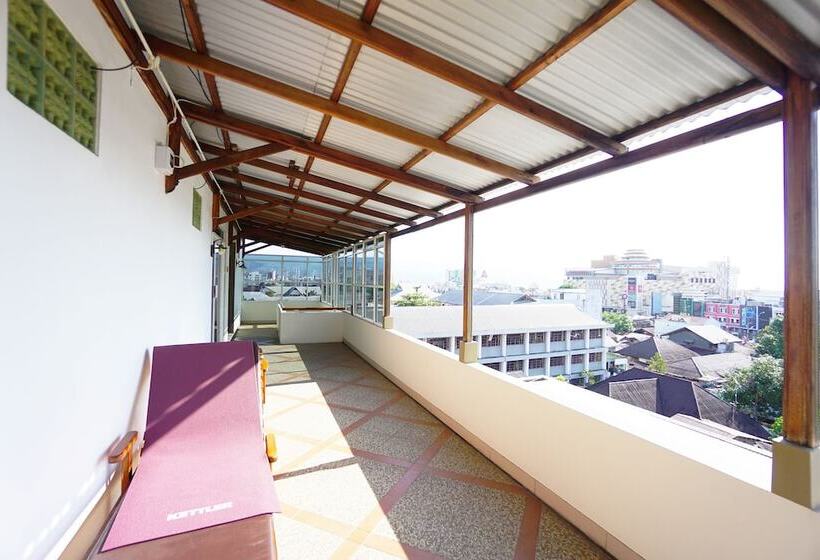 Отель Reddoorz Brand Man12045 Reddoorz Near Megamall Manado