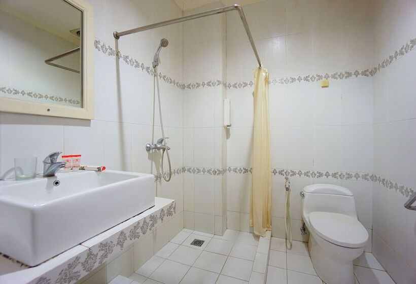 Отель Reddoorz Brand Man12045 Reddoorz Near Megamall Manado