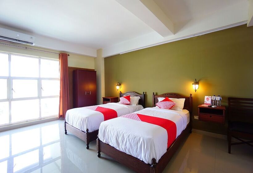 Отель Reddoorz Brand Man12045 Reddoorz Near Megamall Manado