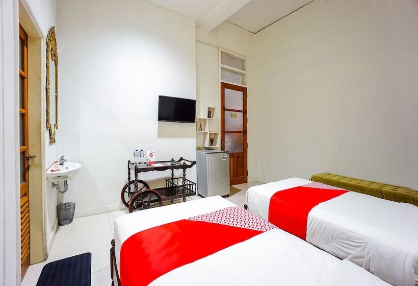 Отель Reddoorz Brand Man12045 Reddoorz Near Megamall Manado