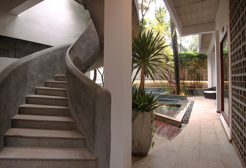 Sarina Hotel & Villa