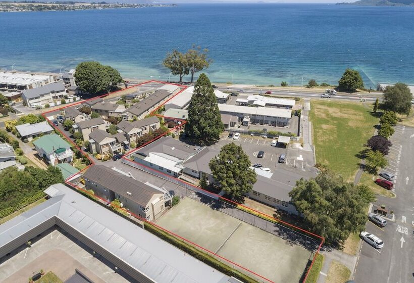 מוטל The Village Resort