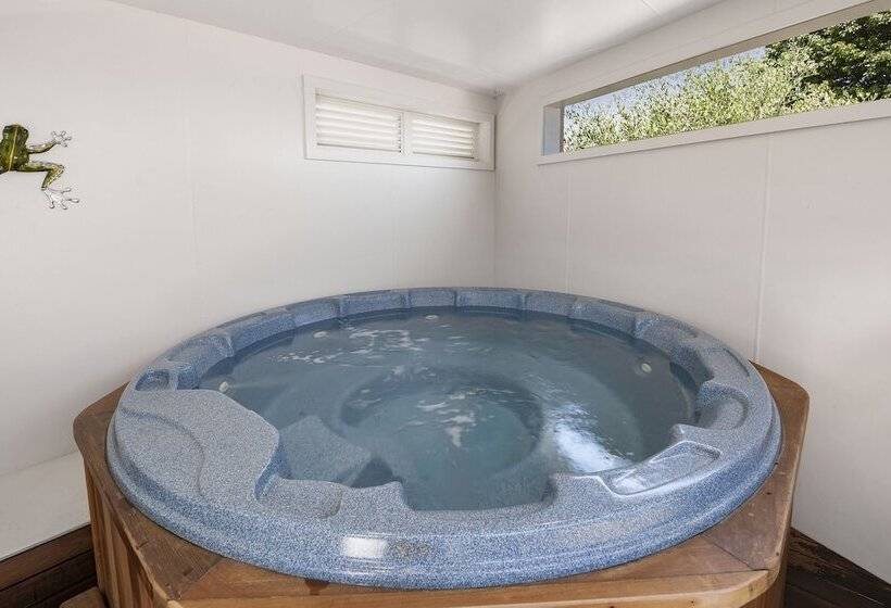 מוטל The Village Resort