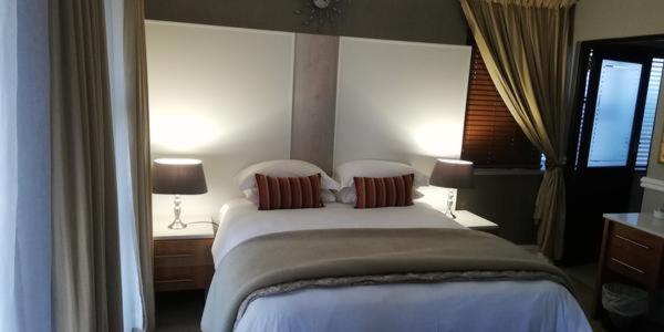 פנסיון Gold Crest Guesthouse