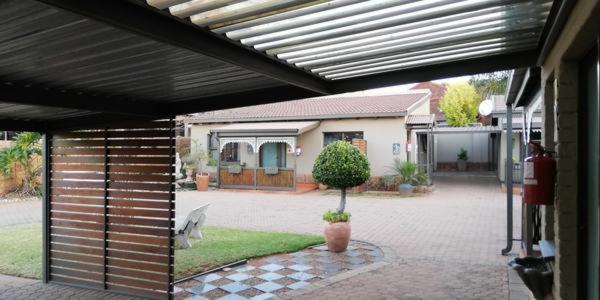 פנסיון Gold Crest Guesthouse