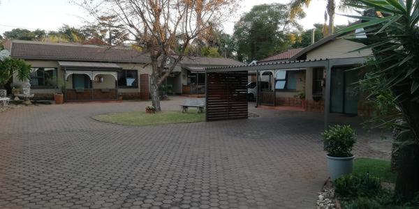 פנסיון Gold Crest Guesthouse