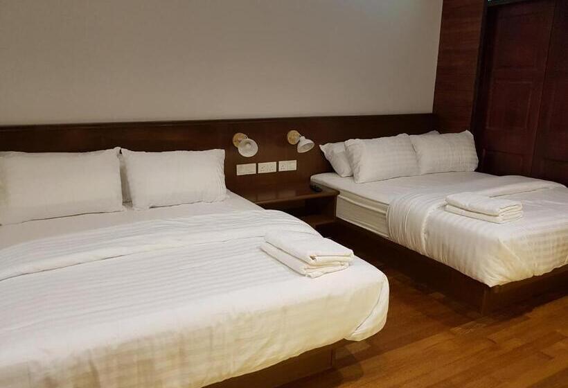 Отель Little Kampung Studio