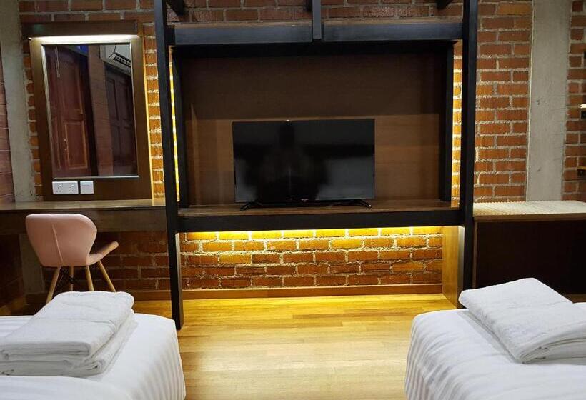 Отель Little Kampung Studio