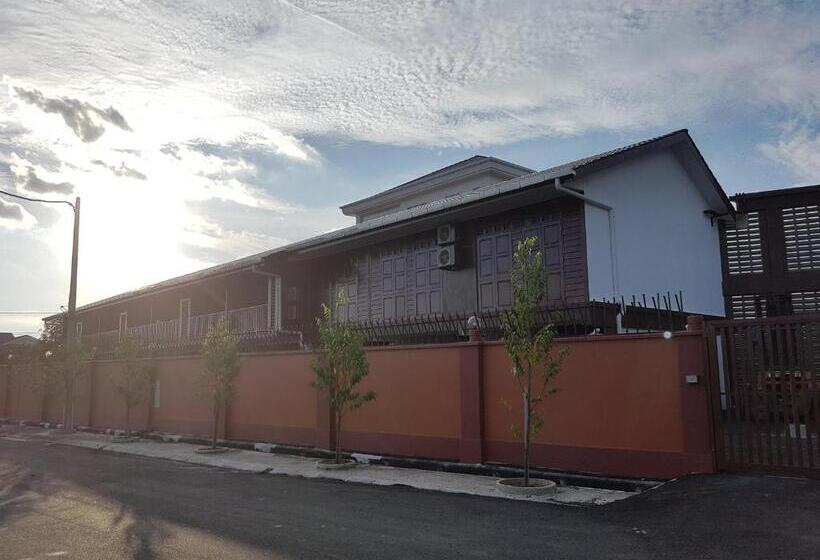 Отель Little Kampung Studio