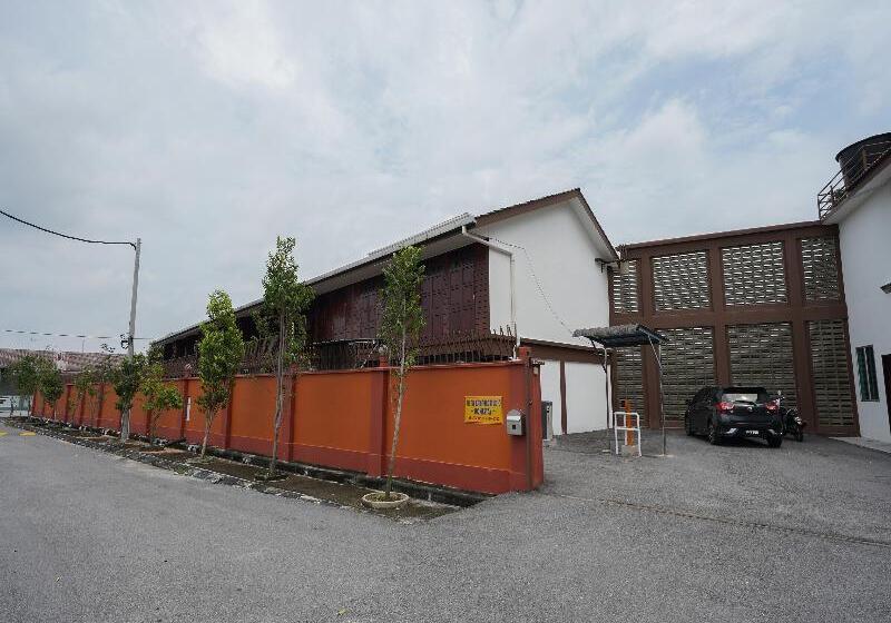 Отель Little Kampung Studio