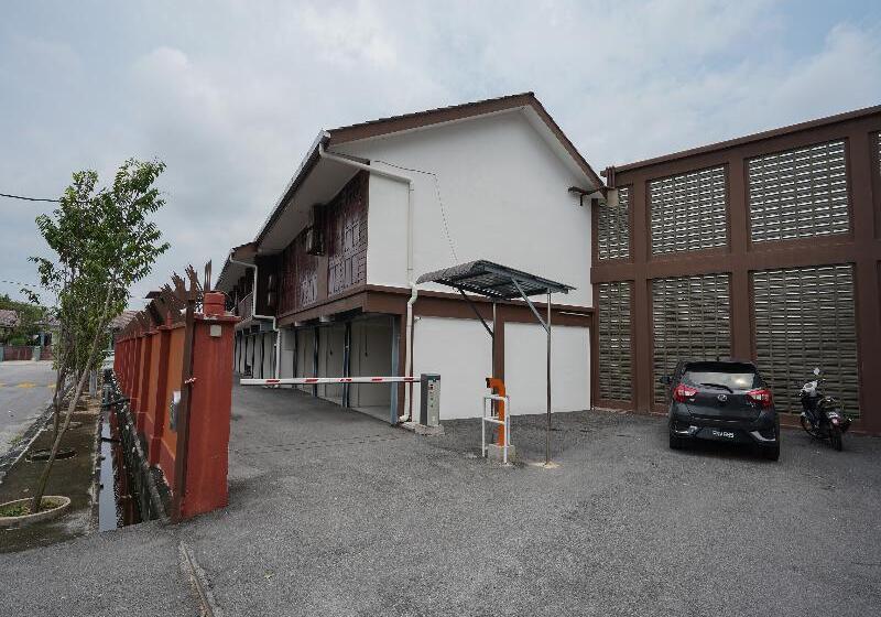 Отель Little Kampung Studio