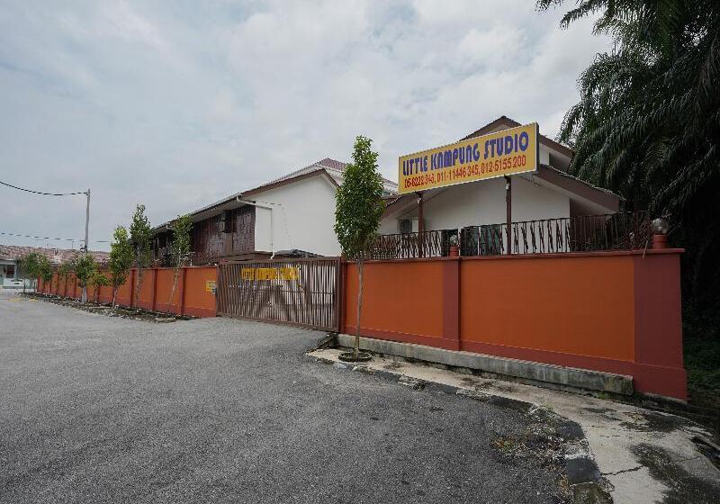 Отель Little Kampung Studio