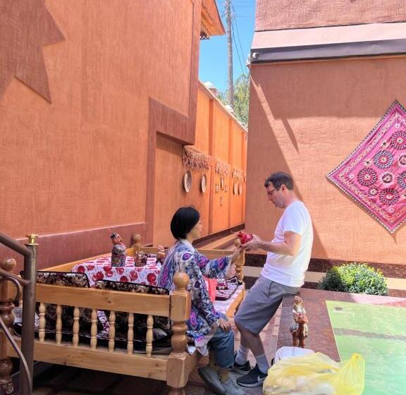 بنسيون Shahnoza Grand