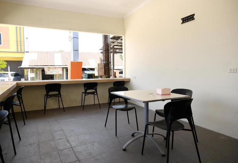 בית מלון כפרי Oyo 1612  Central City